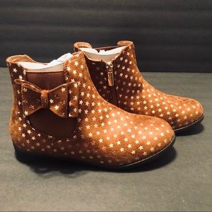 Tahari Girl’s bowed booties
